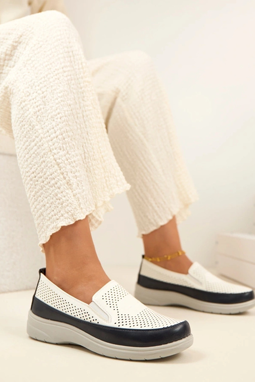 Aurelle valged tumesinised õhulised...