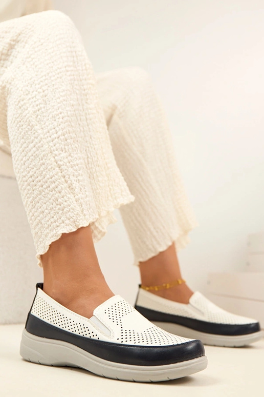 Aurelle valged tumesinised õhulised...