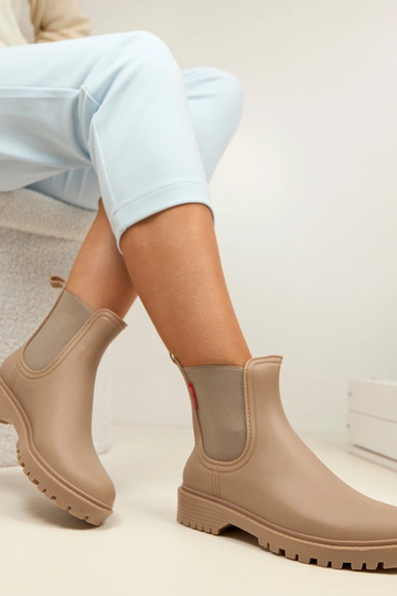 Tumedad liivakarva...