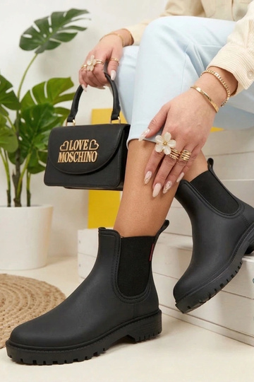 Mustad kummisaapad Alba