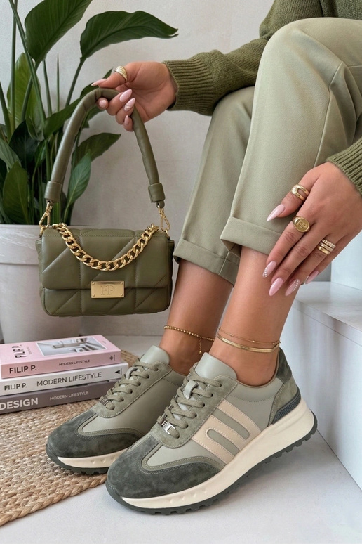 Rohelised nahast kingad platvormil...