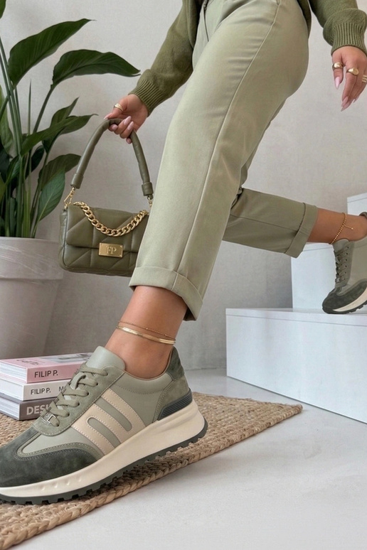 Rohelised nahast kingad platvormil...