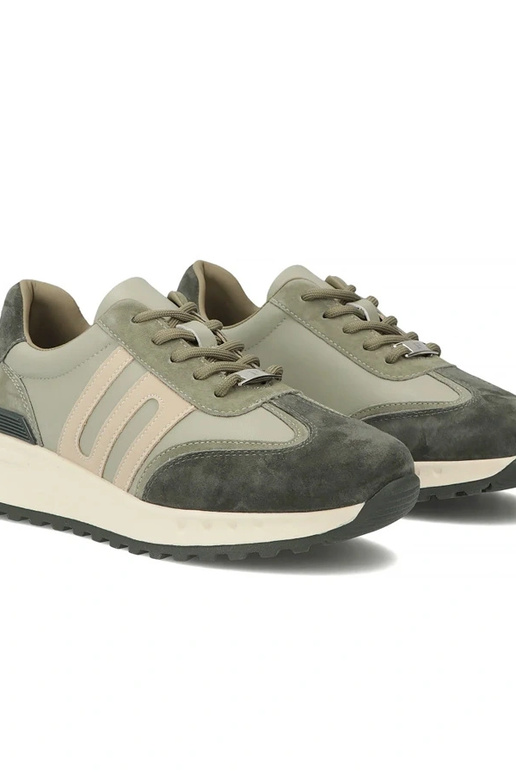 Rohelised nahast kingad platvormil...