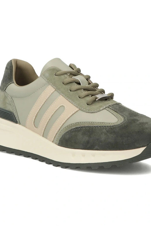 Rohelised nahast kingad platvormil...