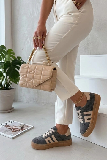 Hallid nahast kingad...