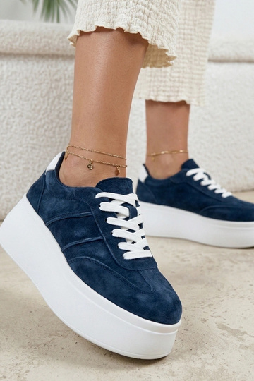 Tumedad sinised nahast...