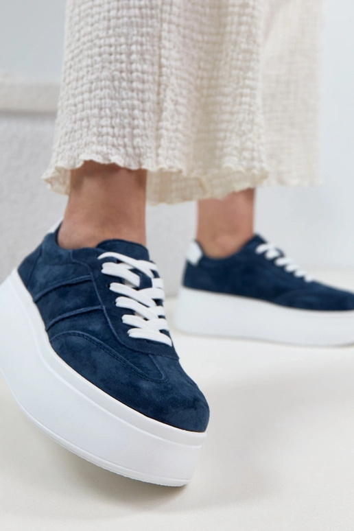 Tumedad sinised nahast spordijalatsid...