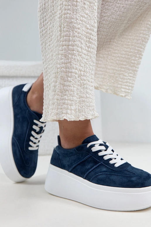 Tumedad sinised nahast spordijalatsid...