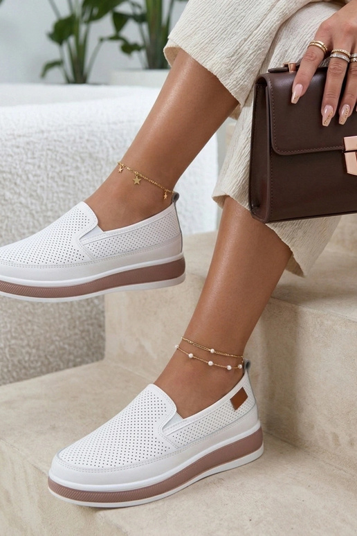 Valged pitsilised nahast poolsaapad...