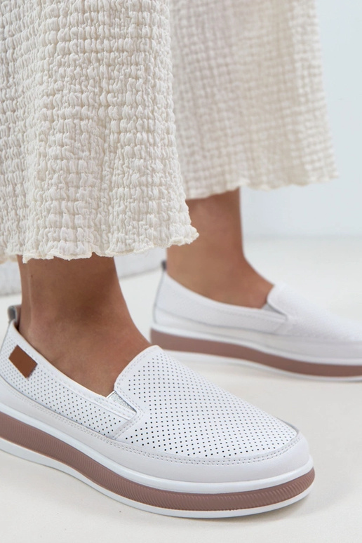 Valged pitsilised nahast poolsaapad...