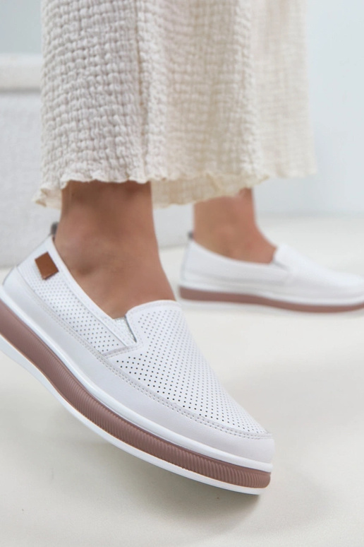 Valged pitsilised nahast poolsaapad...