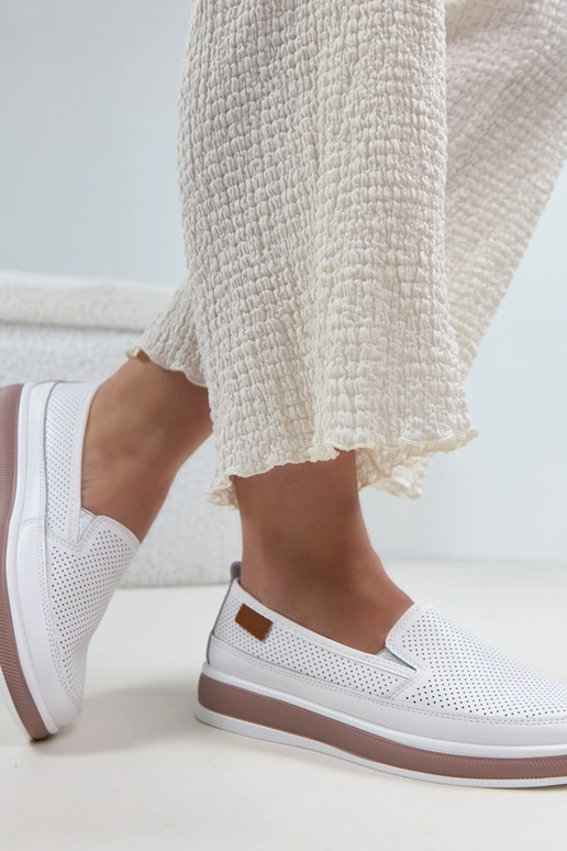 Valged pitsilised nahast poolsaapad...