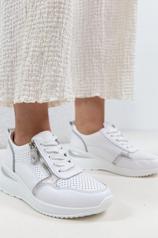 Valged nahast kingad peidetud...