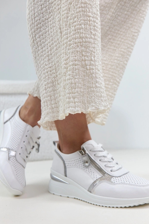 Valged nahast kingad peidetud...