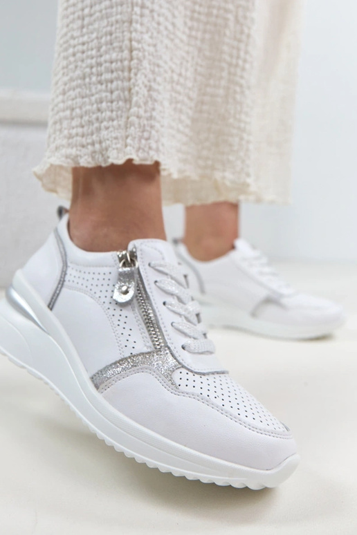 Valged nahast kingad peidetud...