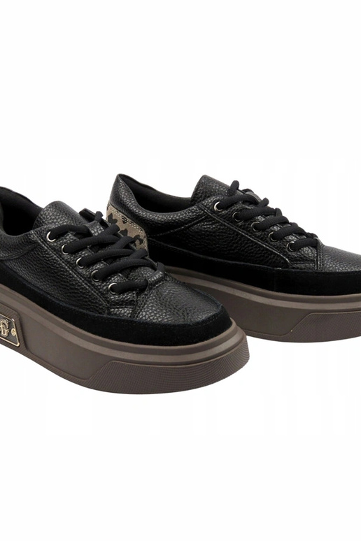 Mustad nahast spordijalatsid...