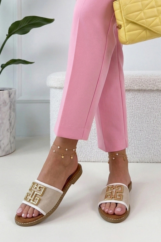 Valged sussid kaunistatud kuldse...