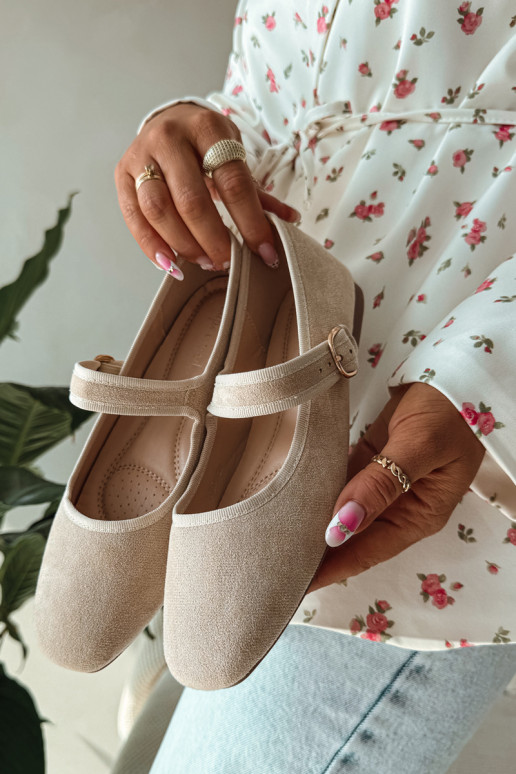 Baleriinad rihmadega I Złotą neetide ja pandlaga Elevandiluu värvi Kelisa