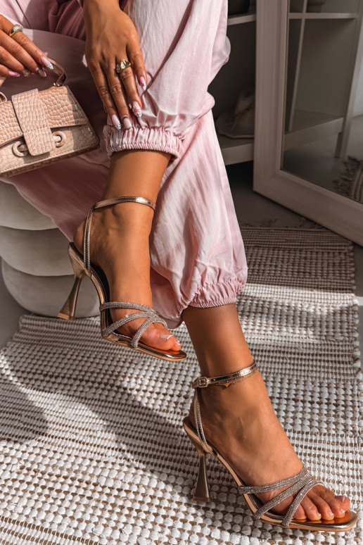 Pealistesandaalid kõrge jämeda kontsaga Ze Zdobionymi Paskami Szampańskie Gedira