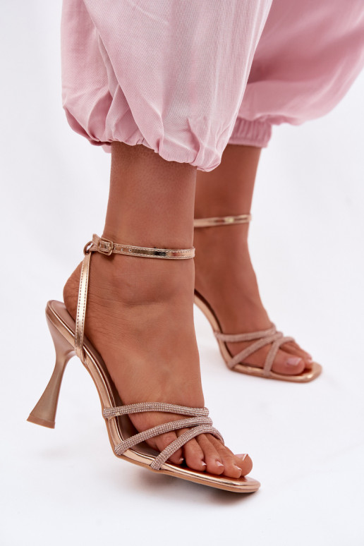 Pealistesandaalid kõrge jämeda kontsaga Ze Zdobionymi Paskami Szampańskie Gedira