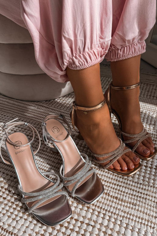 Pealistesandaalid kõrge jämeda kontsaga Ze Zdobionymi Paskami Szampańskie Gedira