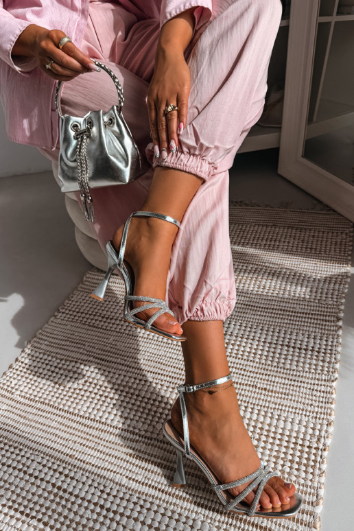 Pealistesandaalid kõrge jämeda kontsaga Ze Zdobionymi Paskami Hõbedat värvi Gedira