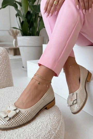 Kuldse nahaga aukudega...