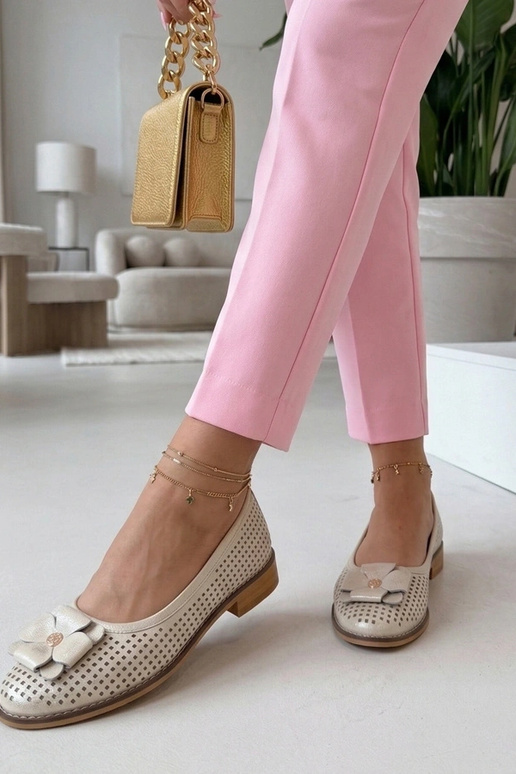 Kuldse nahaga aukudega ballerinad...