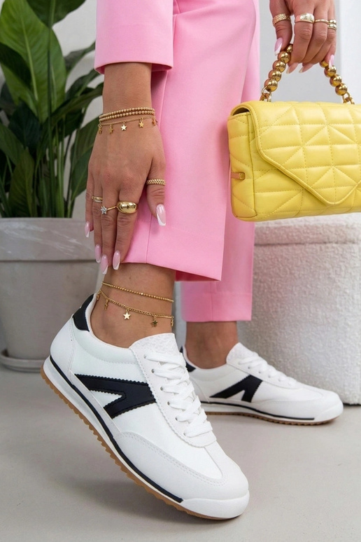 Valged spordijalatsid mustade...