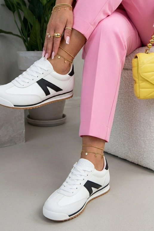 Valged spordijalatsid mustade...