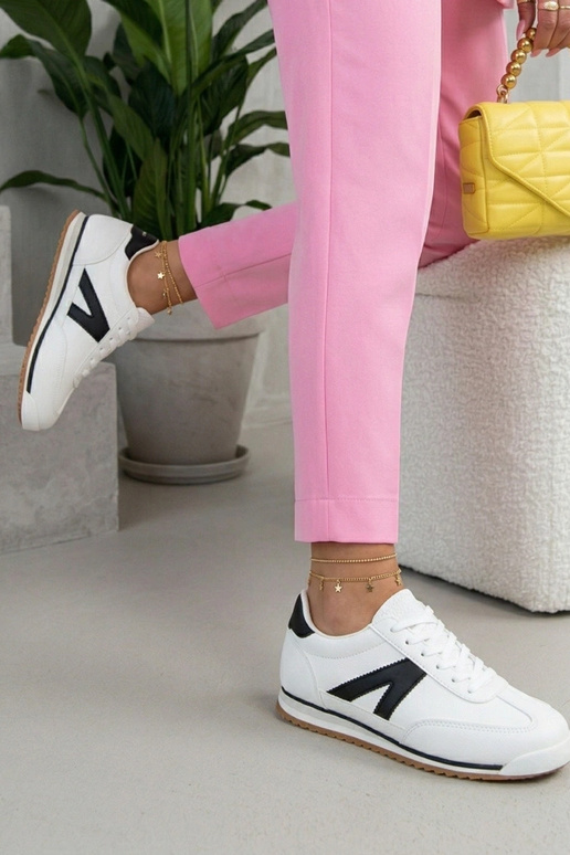 Valged spordijalatsid mustade...