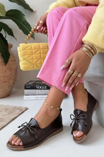 Pruunid nahast baleriinad...