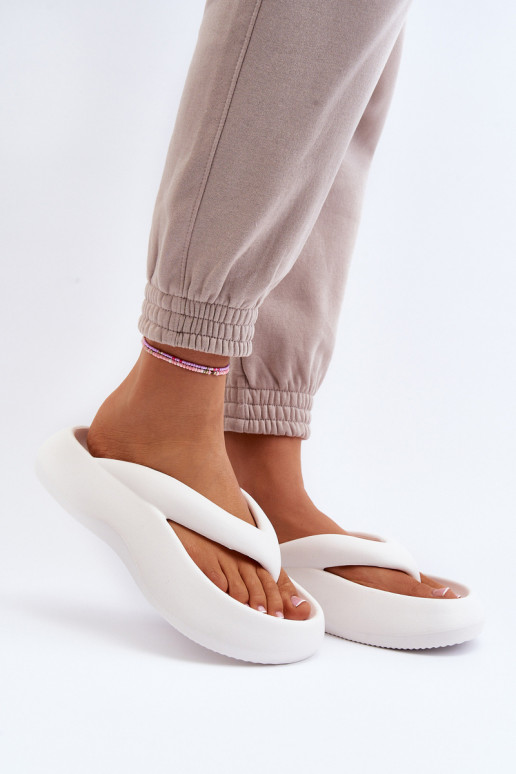 Kerged sussid moodsad varbavahe-sandaalid valget värvi Roux