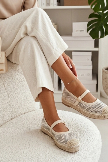 Kreemikad espadrillid...