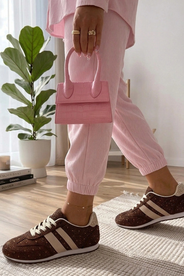 Pruunid spordijalatsid... 2