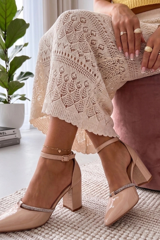 Liivakarva lakitud kingad...