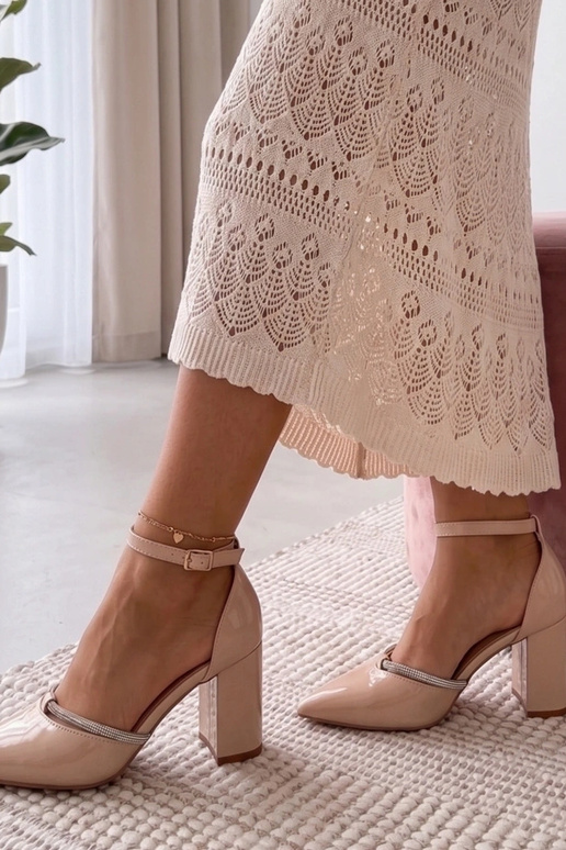 Liivakarva lakitud kingad...