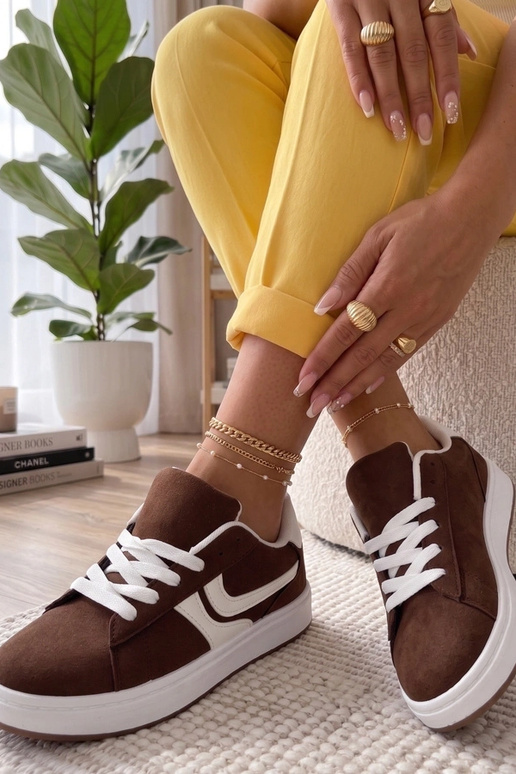 Pruunid spordijalatsid platvormiga...