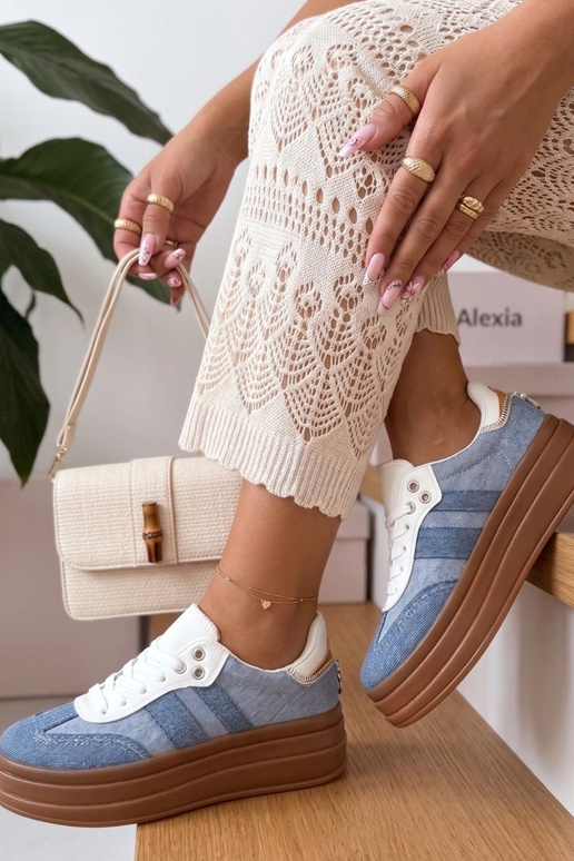 Sinised spordijalatsid platvormiga...