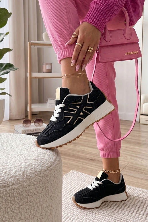 Mustad teksajalanõud platvormil...