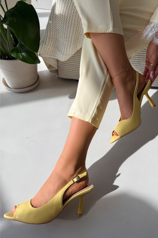 Naistele mõeldud kollased sandaalid peenikeste kontsadega