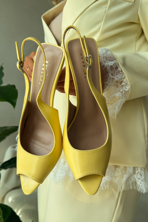 Naistele mõeldud kollased sandaalid peenikeste kontsadega