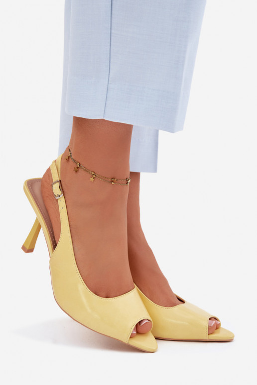 Naistele mõeldud kollased sandaalid peenikeste kontsadega