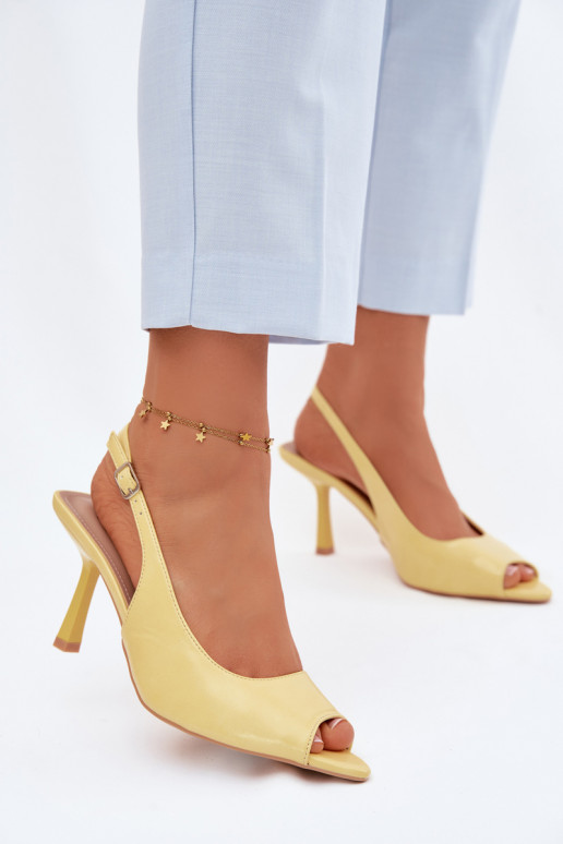 Naistele mõeldud kollased sandaalid peenikeste kontsadega