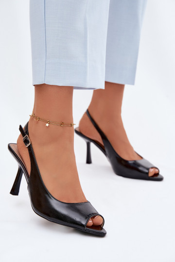 Naistele mõeldud mustad sandaalid peenikeste kontsadega