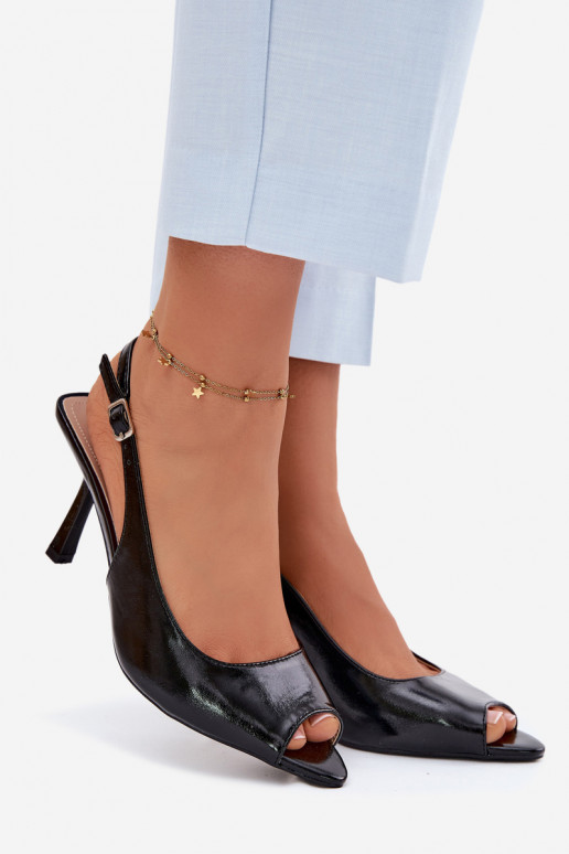 Naistele mõeldud mustad sandaalid peenikeste kontsadega