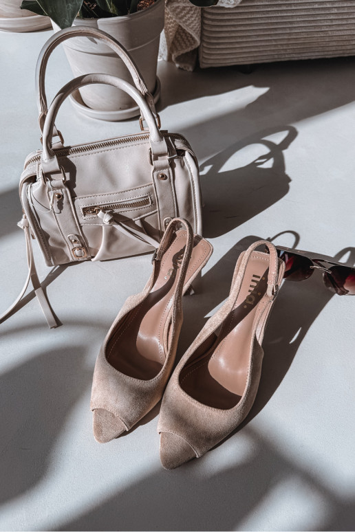 Naistele mõeldud liivakarva kunstnahast sandaalid peenikeste kontsadega