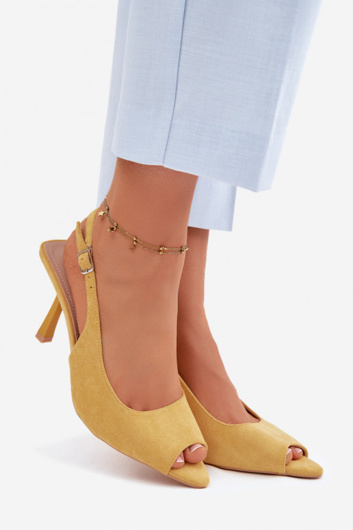 Naistele mõeldud kollased kunstnahast sandaalid peenikeste kontsadega