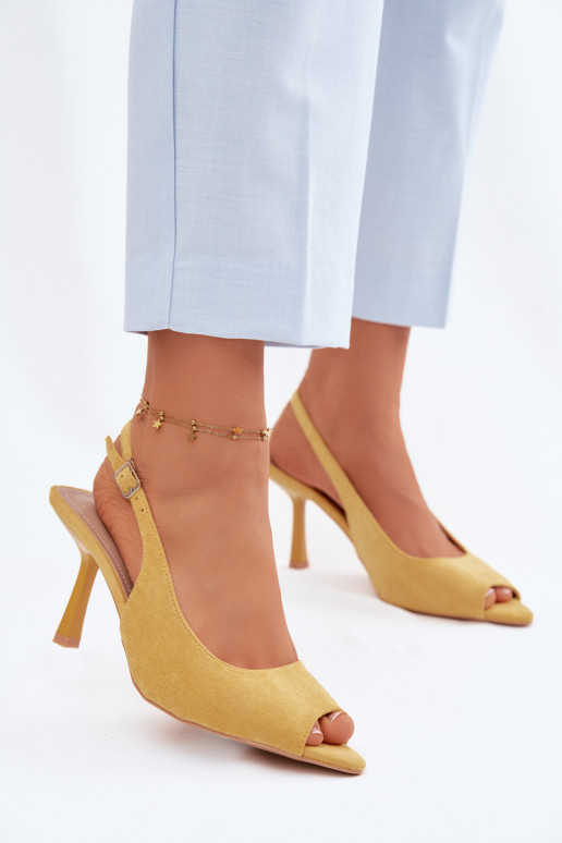 Naistele mõeldud kollased kunstnahast sandaalid peenikeste kontsadega