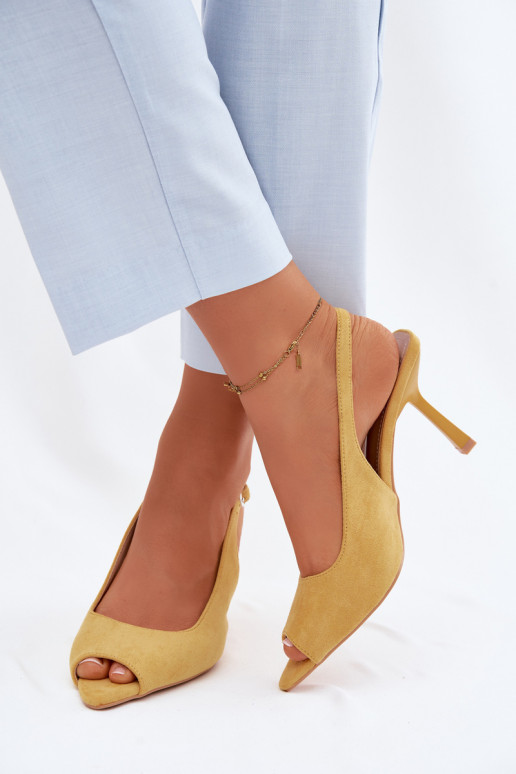 Naistele mõeldud kollased kunstnahast sandaalid peenikeste kontsadega